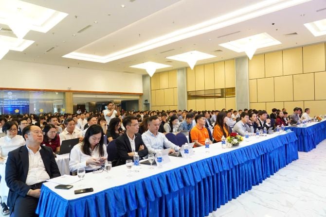 הסצנה בכנס. Quang cảnh hội thảo.