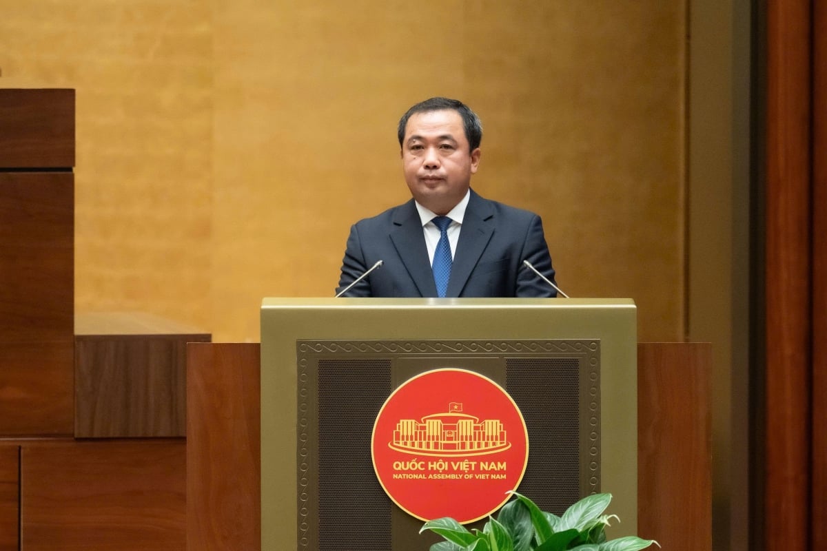 وزير الزراعة والبيئة تران دوك ثانغ يقدم تقريراً عن قبول التفسيرات (صورة: الجمعية الوطنية)
