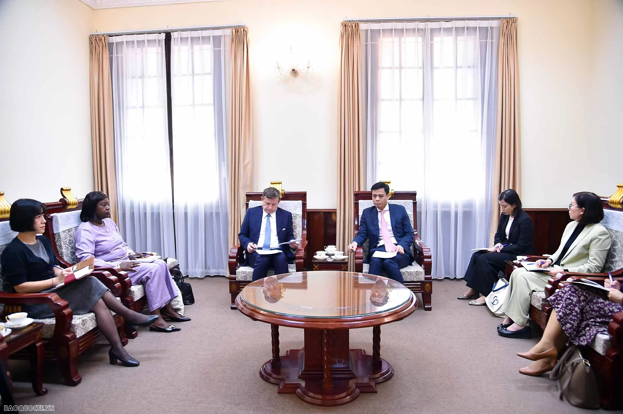 វៀតណាមប្ដេជ្ញាជំរុញកិច្ចសហប្រតិបត្តិការហ្វ្រង់កូហ្វូនបន្ថែមទៀត។ Đề nghị OIF thúc đẩy hợp tác kinh tế giữa Việt Nam với các nước Pháp ngữ