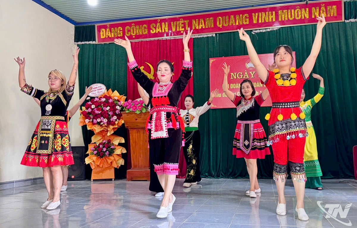 En kulturell föreställning under firandet av den nationella enhetsdagen i byn Cau Thanh 1.