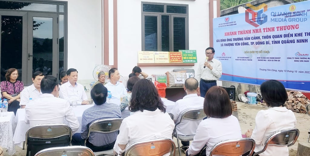 مسٹر ٹرونگ وان کین کے خاندان کے لیے نئے گھر کی افتتاحی تقریب (کوان ڈین گاؤں - کھی تھان 1، تھونگ ین کانگ کمیون، اونگ بی شہر (پہلے)، اب ین ٹو وارڈ)۔