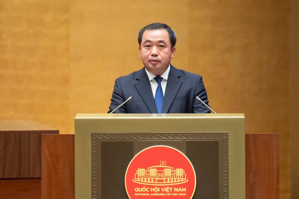 Bộ trưởng Bộ Nông nghiệp và Môi trường Trần Đức Thắng báo cáo trước Quốc hội về việc hoàn thiện dự thảo Nghị quyết. Ảnh: Phạm Thắng.