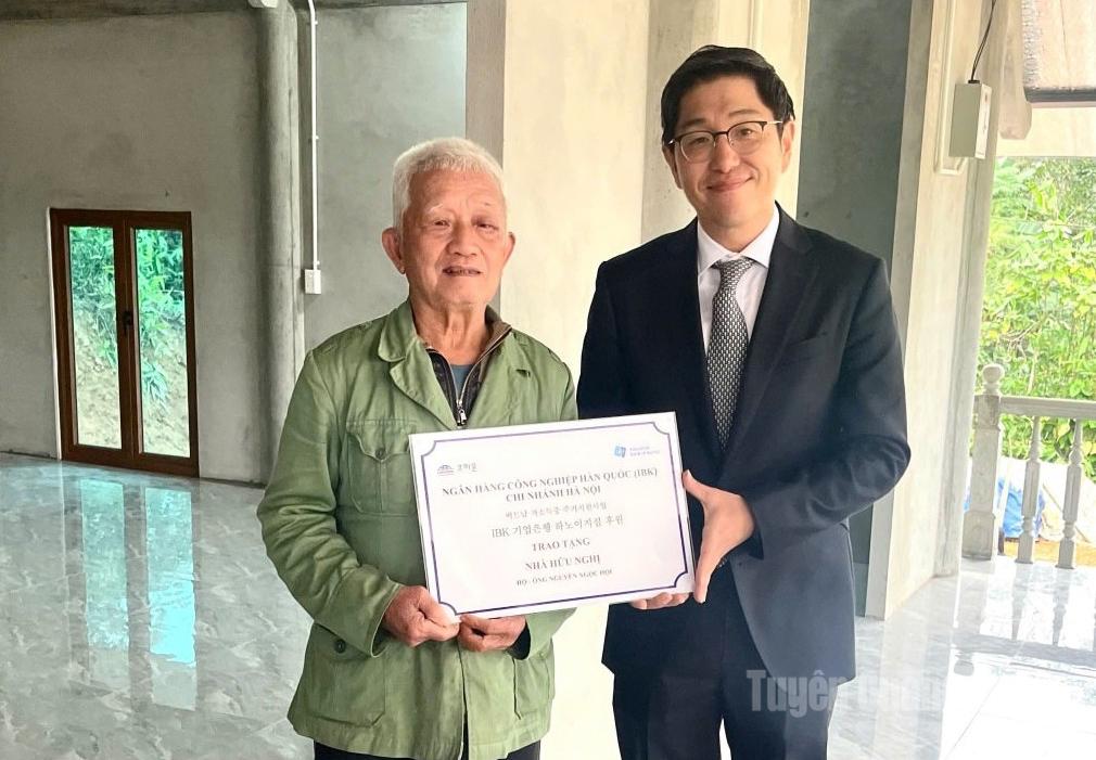 Representanter från Industrial Bank of Koreas (IBK) filial i Hanoi överlämnade ett välgörenhetshus till Mr. Nguyen Ngoc Hois familj i byn Duoi i kommunen Viet Lam.