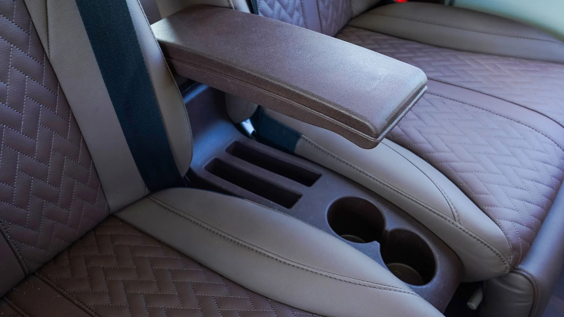 THACO Cruizer 125 trang bị cổng sạc điện thoại, khay để ly.webp