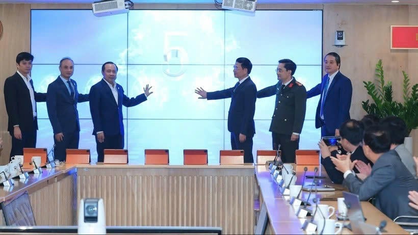 Delegates performed the ceremony of pressing the button to officially launch the online system for real-time management of science and technology tasks of the Nafosted fund.