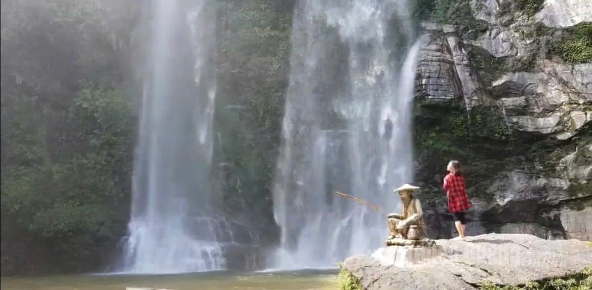 Keindahan air terjun yang lembut memikat setiap pengunjung...