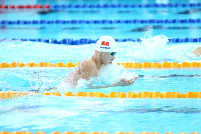 រង់ចាំ 'ព្រះអង្គម្ចាស់កង្កែប' Pham Thanh Bao ឈ្នះមេដាយមាសបន្ថែមទៀតសម្រាប់កីឡាហែលទឹកវៀតណាម - រូបថត ៨. Chờ 'hoàng tử ếch' Phạm Thanh Bảo lấy thêm HCV cho bơi lội Việt Nam- Ảnh 8.