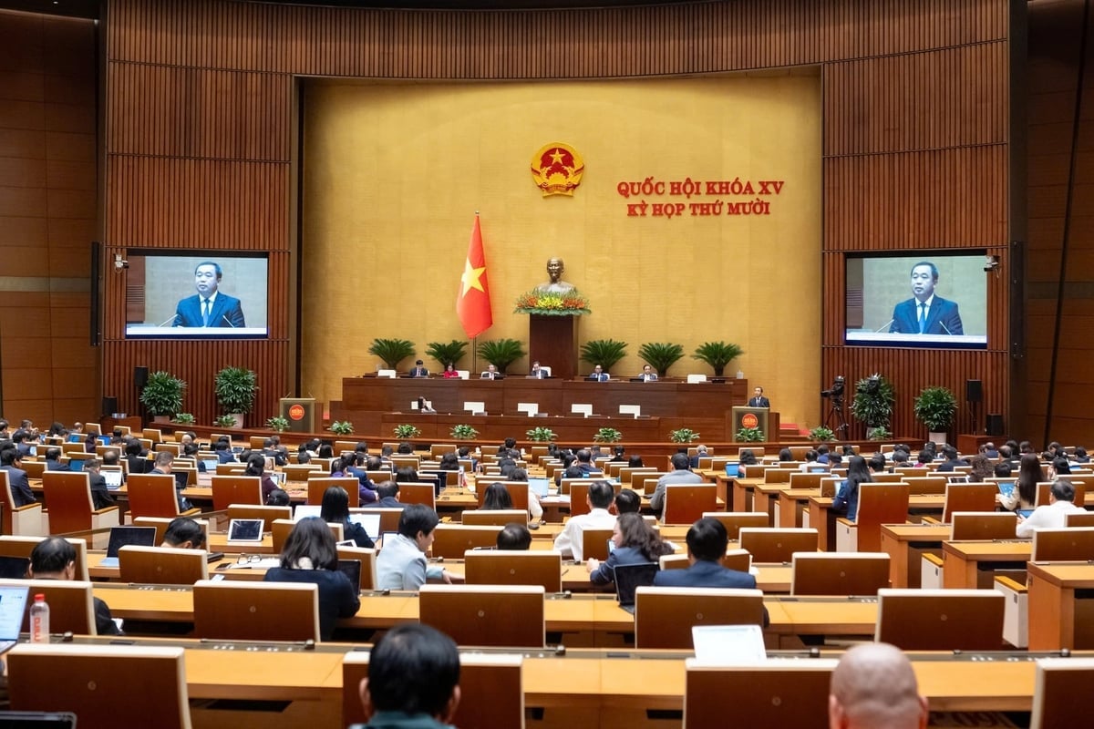 De Nationale Vergadering heeft de wet aangenomen tot wijziging en aanvulling van een aantal artikelen van de Wet op Geologie en Mineralen, tot verbetering van de regelgeving inzake monsterneming en mijnbouwvergunningen, en tot uniformering van de wetgeving. Foto: Pham Thang. Quốc hội thông qua Luật sửa đổi, bổ sung một số điều của Luật Địa chất và khoáng sản, hoàn thiện quy định về lấy mẫu, giấy phép khai thác và thống nhất pháp luật. Ảnh: Phạm Thắng.