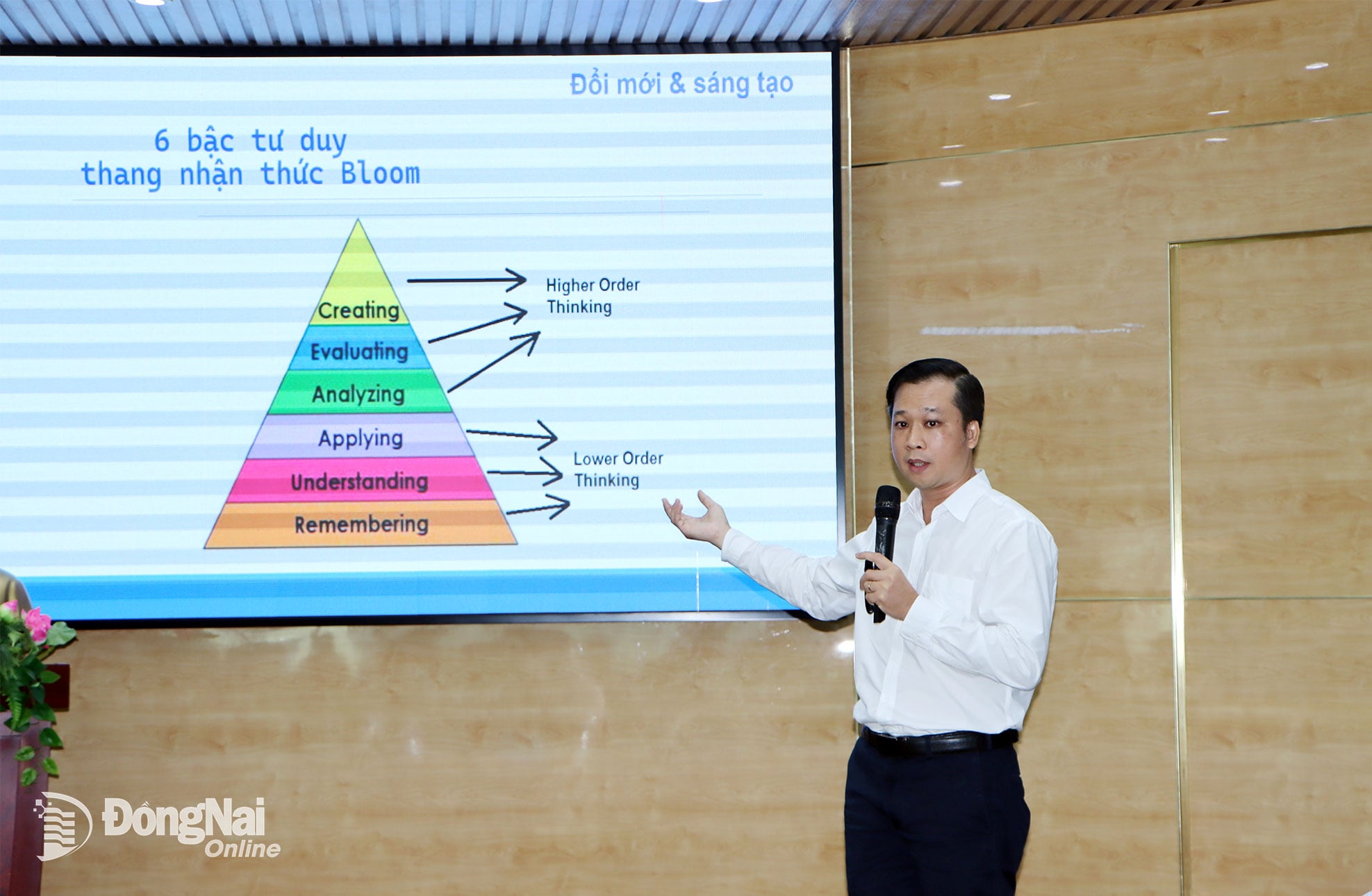 Experții își împărtășesc opiniile la conferință. Foto: Vuong The