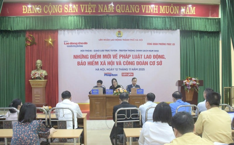 Direkte dialog og nettbasert utveksling om emnet «Nye utviklinger innen arbeidsrett, sosialforsikring og grasrotfagforeninger». (Foto: LĐTĐ) Đối thoại trực tiếp, giao lưu trực tuyến với chủ đề “Những điểm mới về pháp luật lao động, bảo hiểm xã hội và Công đoàn cơ sở”. (Ảnh: LĐTĐ)