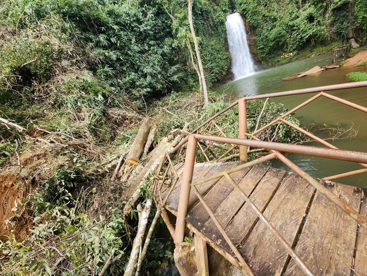 파시 폭포 관광지는 폐허가 되었습니다. 사진: 트란 마이