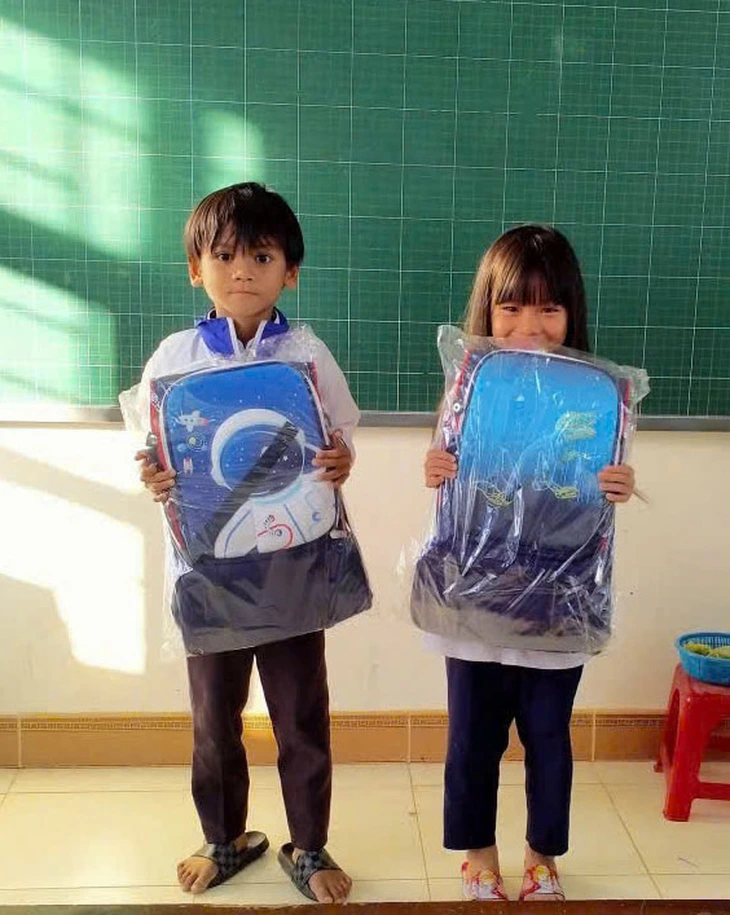 Nya skolväskor och barnens oskyldiga ögon efter översvämningen - Foto 1. vùng lũ - Ảnh 1.