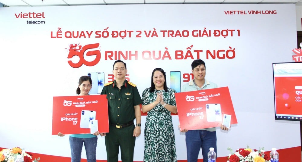 លោក Bui Van Hoai នាយករងក្រុមហ៊ុន Viettel Vinh Long ប្រគល់រង្វាន់ទីពីរដល់អតិថិជនក្នុងជុំទីមួយ។