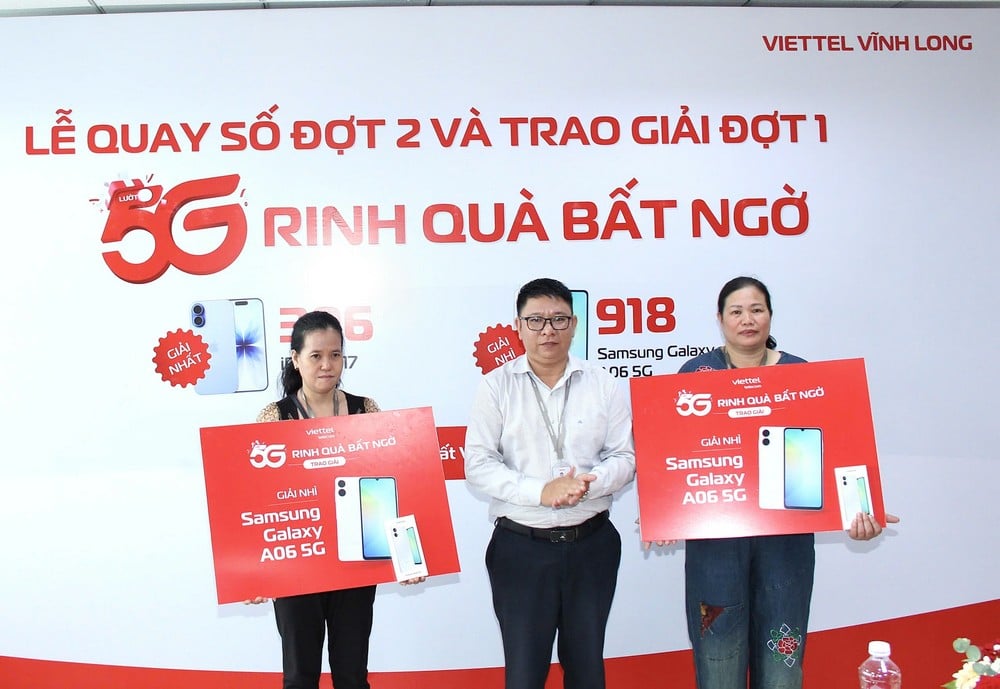 លោកវរសេនីយ៍ឯក Mai Van Hau នាយកក្រុមហ៊ុន Viettel Vinh Long និងលោកស្រី Nguyen Thi To Quyen អនុប្រធាននាយកដ្ឋានគ្រប់គ្រងពាណិជ្ជកម្ម (នាយកដ្ឋានឧស្សាហកម្ម និងពាណិជ្ជកម្ម Vinh Long) បានប្រគល់រង្វាន់ទីមួយដល់អតិថិជនដែលឈ្នះក្នុងជុំទីមួយ។