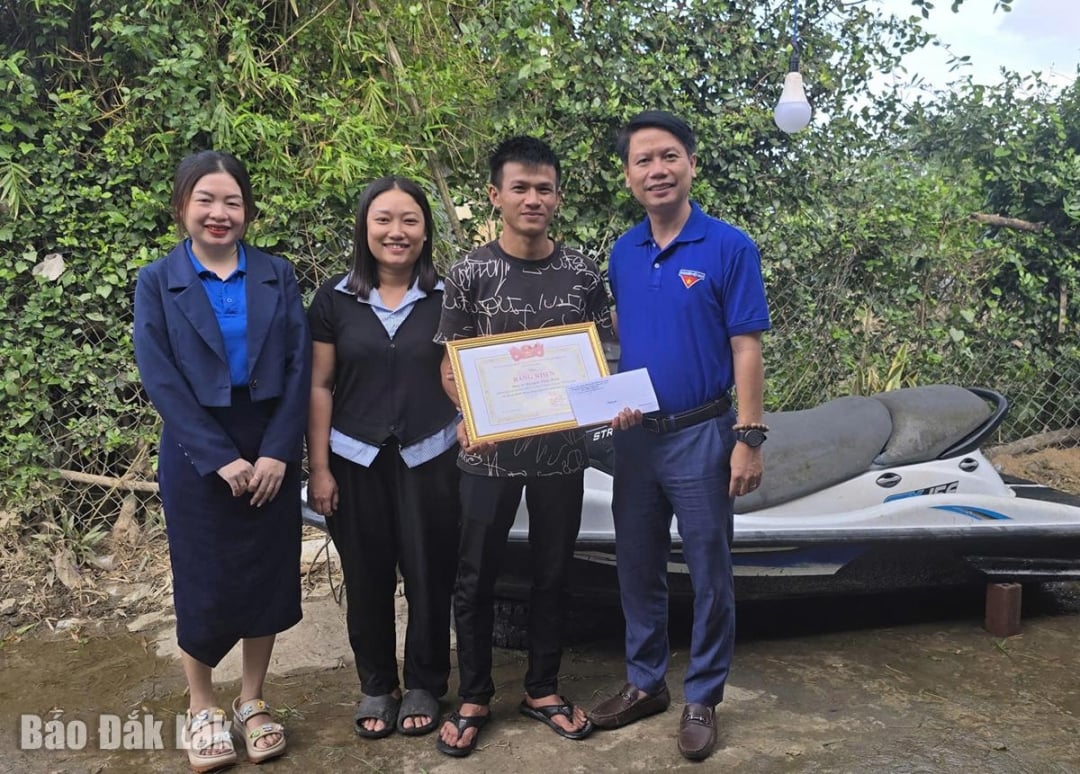 Ο Αντιπρόεδρος της Επιτροπής Πατριωτικού Μετώπου Βιετνάμ της επαρχίας απένειμε στον κ. Nguyen Van Minh ένα Πιστοποιητικό Έπαινου από την Εκτελεστική Επιτροπή της Επαρχιακής Ένωσης Νέων.