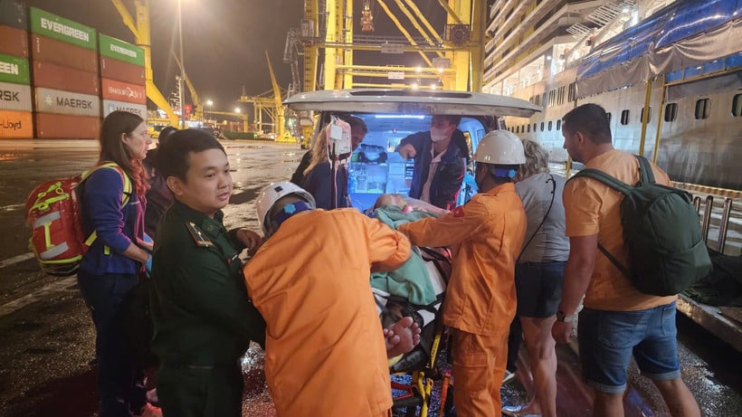 खोज और बचाव बलों ने पीड़ित को टीएन सा बंदरगाह, दा नांग में प्राप्त किया।