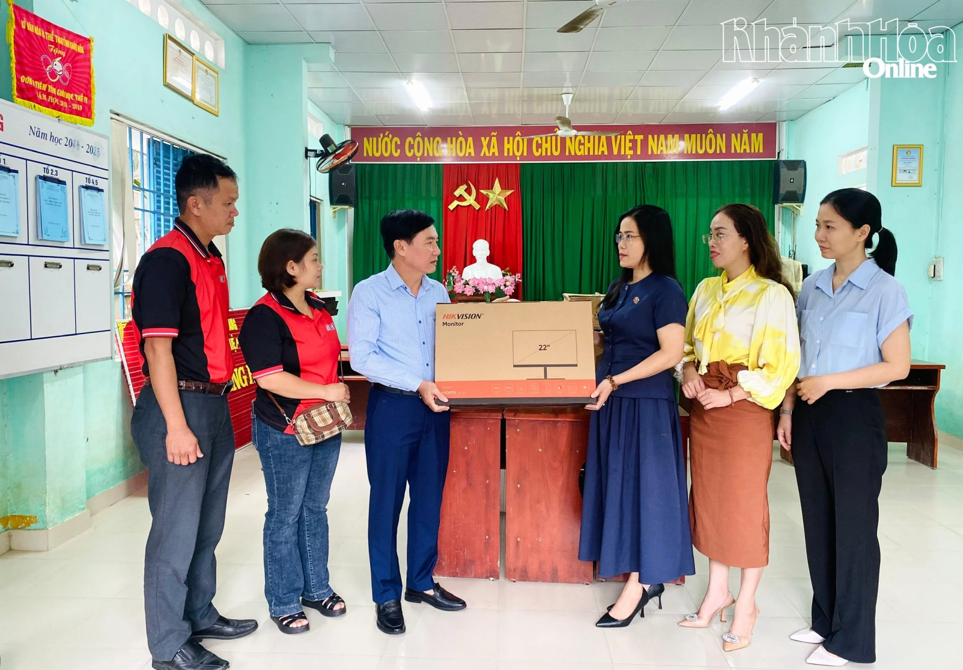 บริจาคคอมพิวเตอร์ให้แก่โรงเรียนประถมง็อกเฮียบ