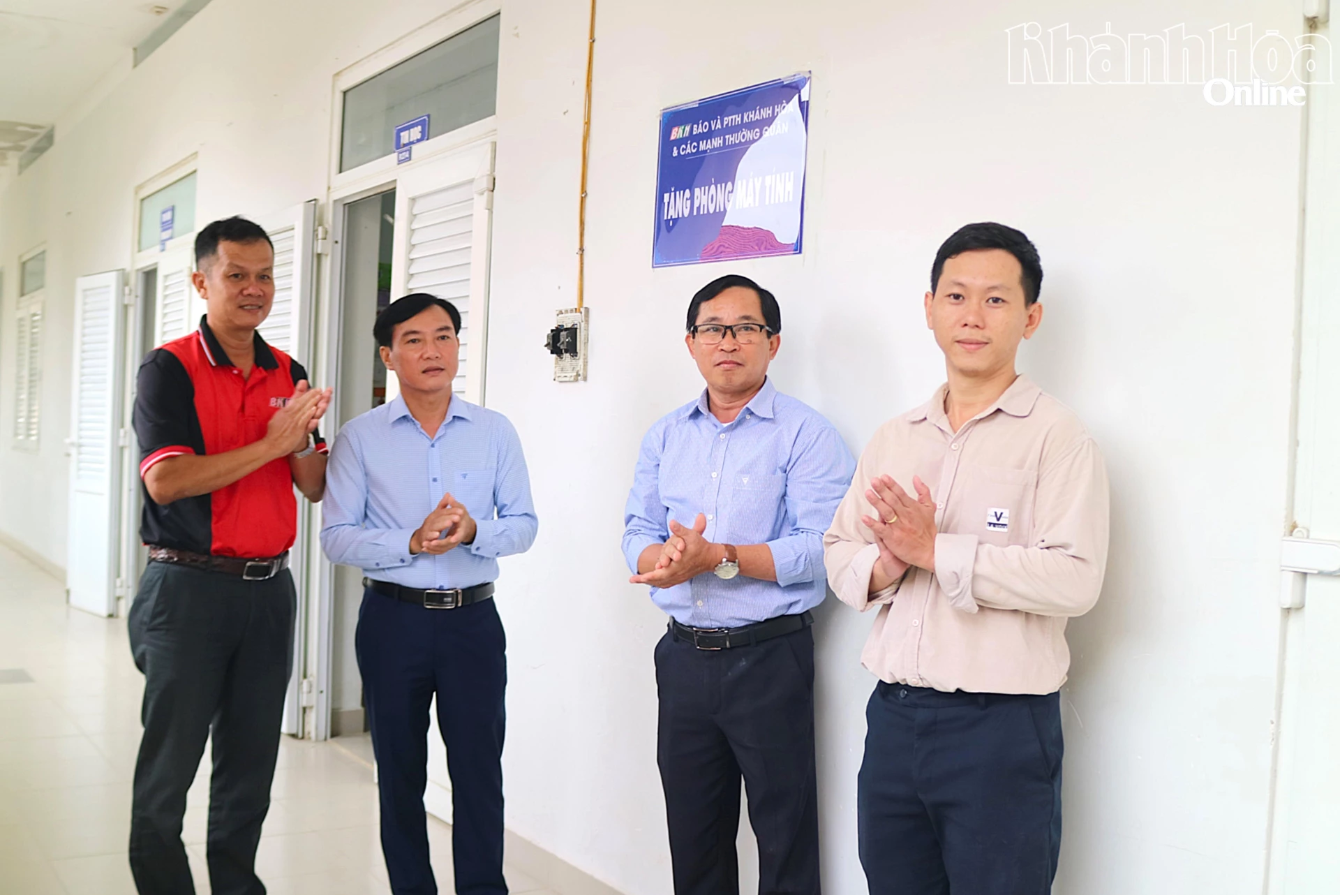 ผู้บริหารจากหนังสือพิมพ์ วิทยุ และโทรทัศน์จังหวัด Khánh Hòa และตัวแทนคณะกรรมการบริหารโรงเรียนประถม Vinh Trung ร่วมกันเปิดห้องคอมพิวเตอร์อย่างเป็นทางการ