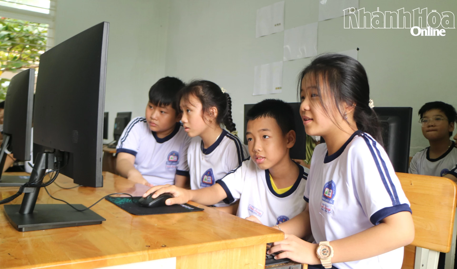 ความสุขของนักเรียนขณะฝึกฝนการใช้คอมพิวเตอร์เครื่องใหม่