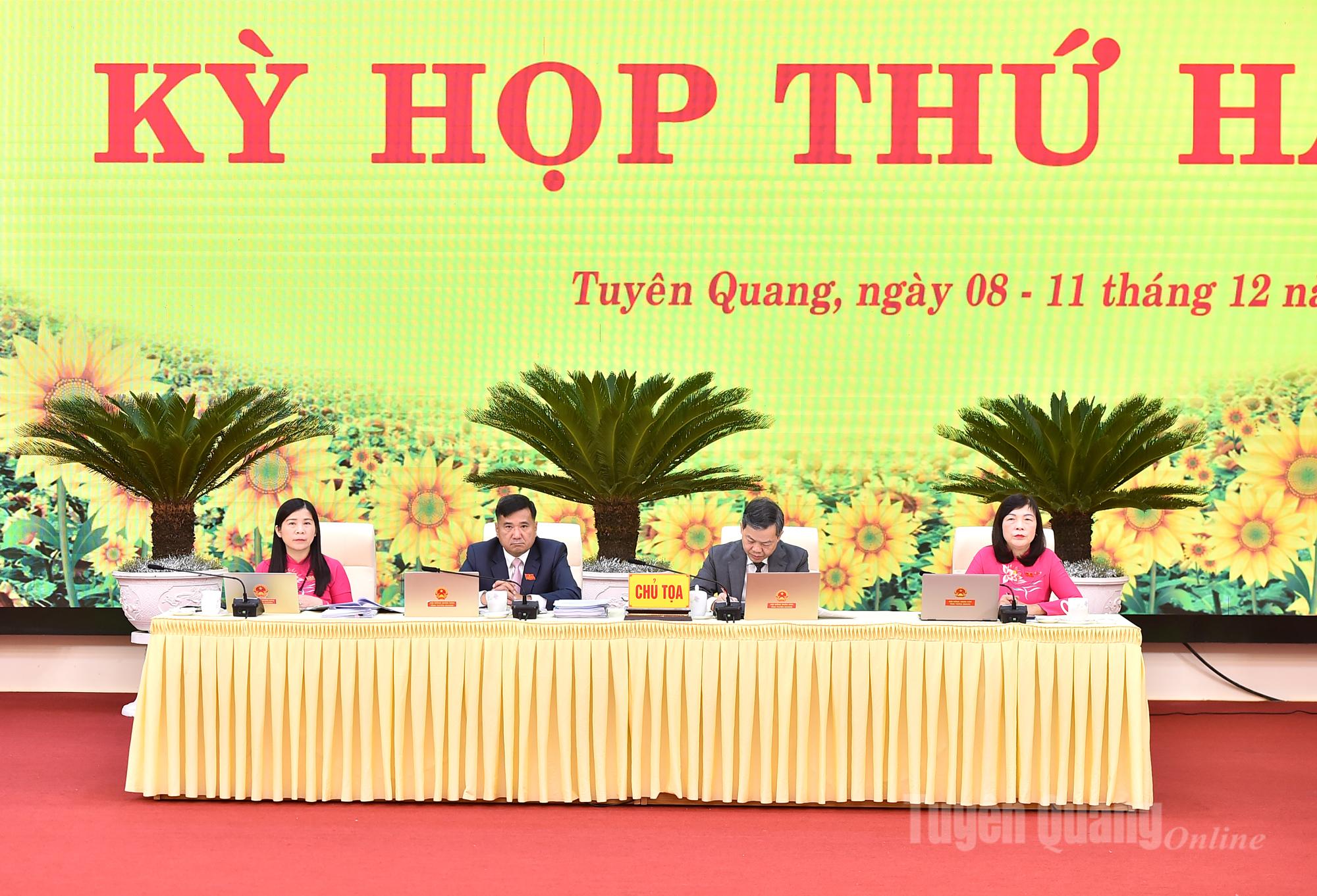 Các đồng chí chủ tọa kỳ họp.