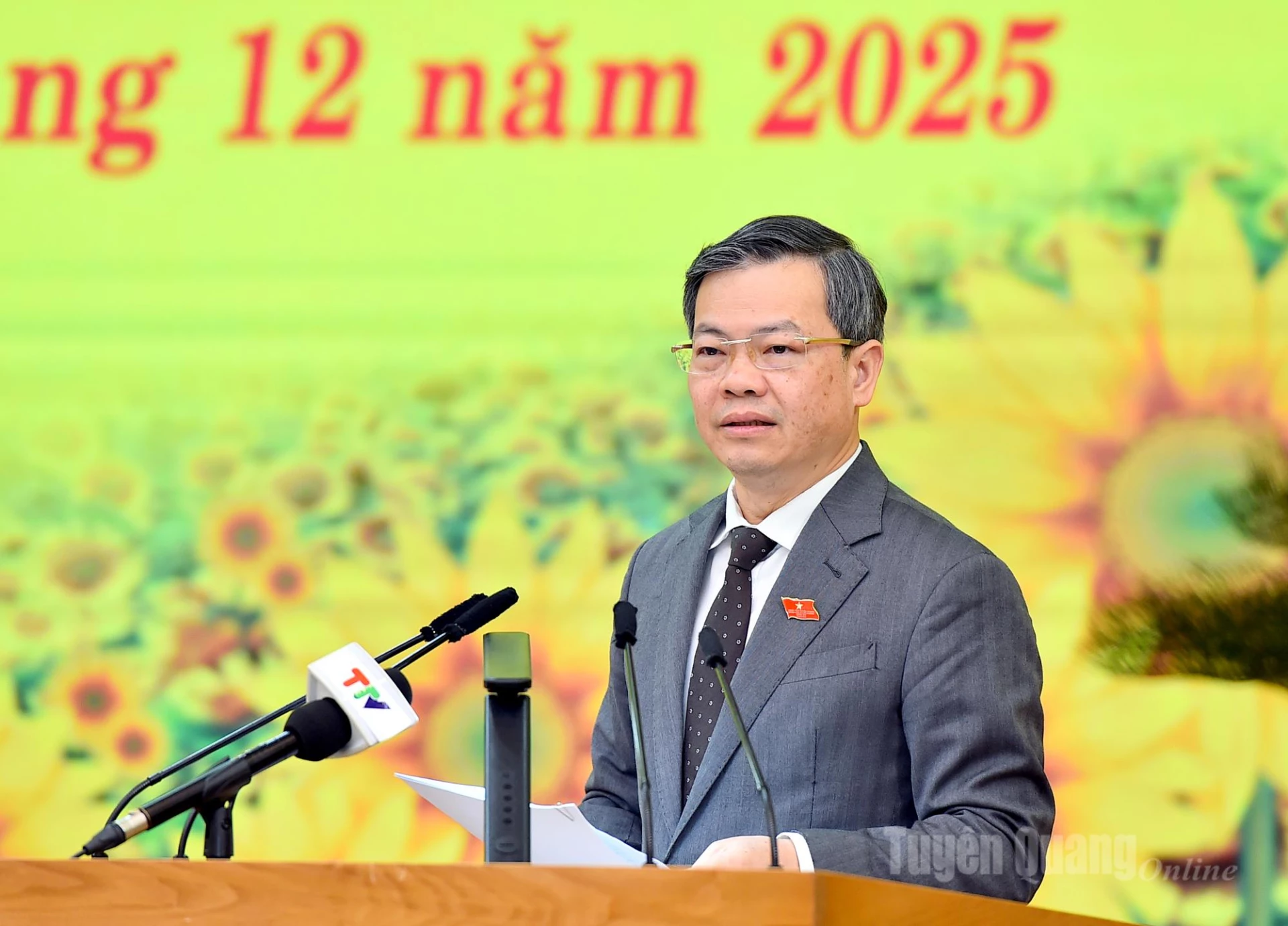 Đồng chí Chủ tịch HĐND tỉnh Nguyễn Văn Sơn phát biểu bế mạc kỳ họp.