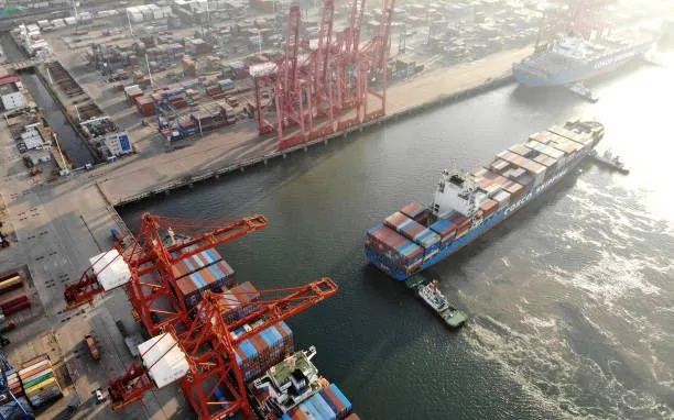 Die UNCTAD prognostiziert, dass der Welthandel erstmals die Marke von 35 Billionen Dollar überschreiten wird. UNCTAD dự báo thương mại toàn cầu lần đầu tiên vượt 35.000 tỷ USD