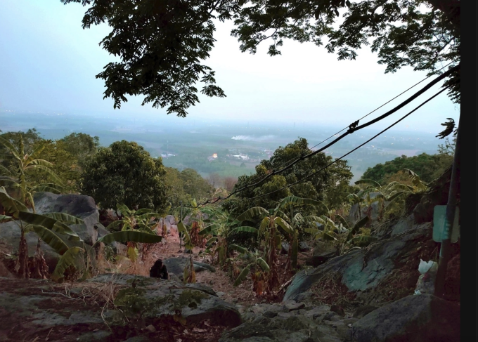 ផ្លូវដែលនាំទៅដល់កំពូលភ្នំបាដែន។ រូបថត៖ Tran Sang