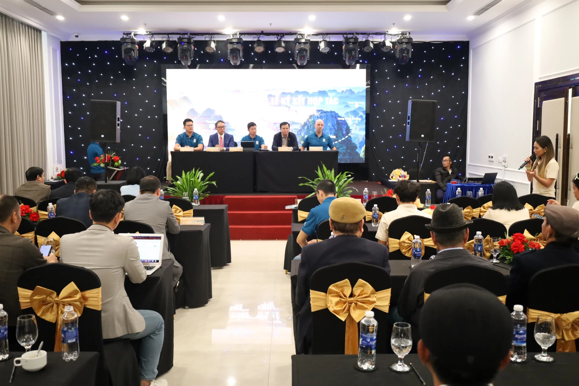 Scéna z tiskové konference. Foto: Q.N