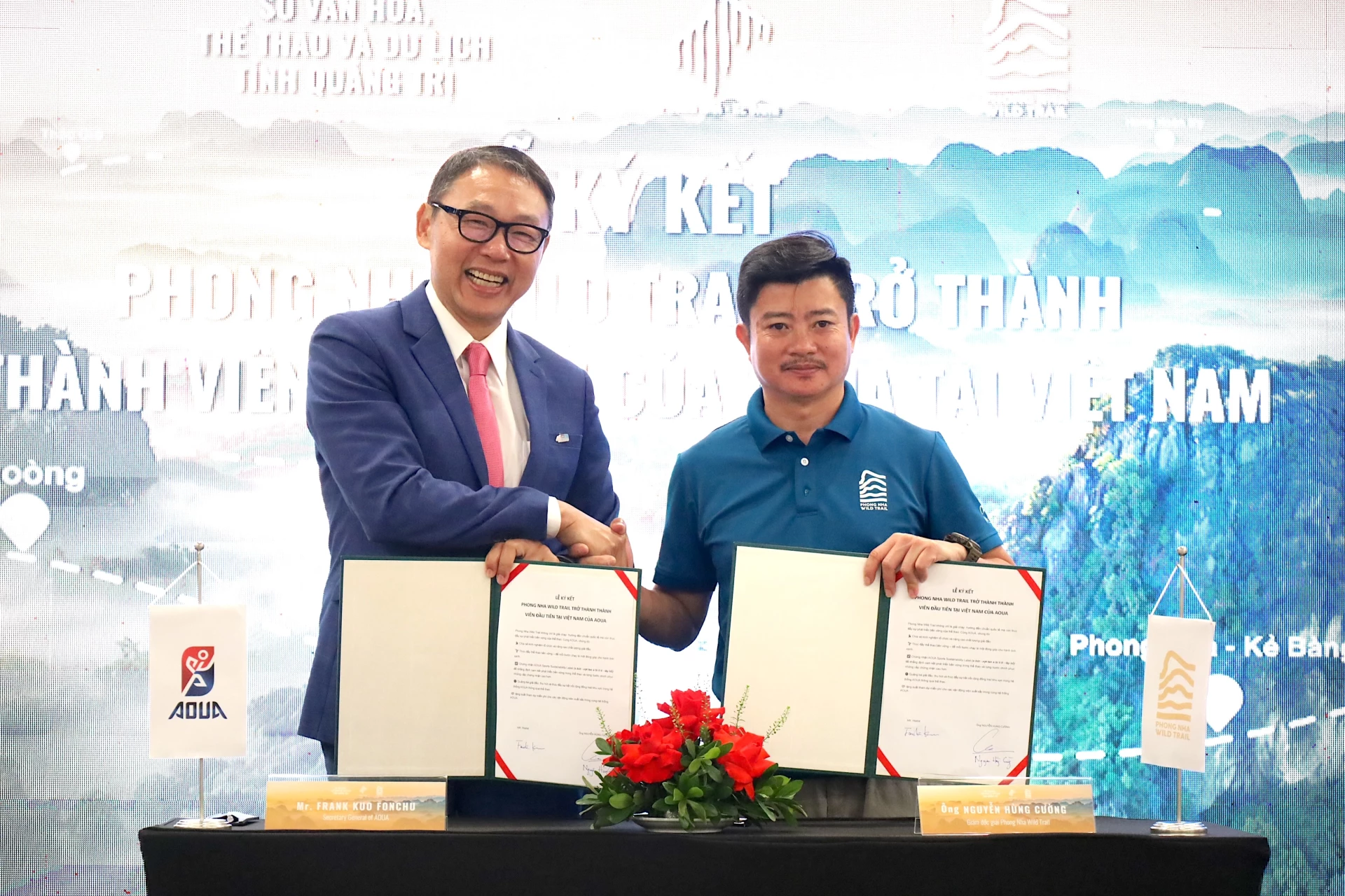 Podepsání dohody o spolupráci mezi Phong Nha Wild Trail a Asociací pro běh na dlouhé tratě v Asii a Oceánii (AOUA). Foto: Q.N