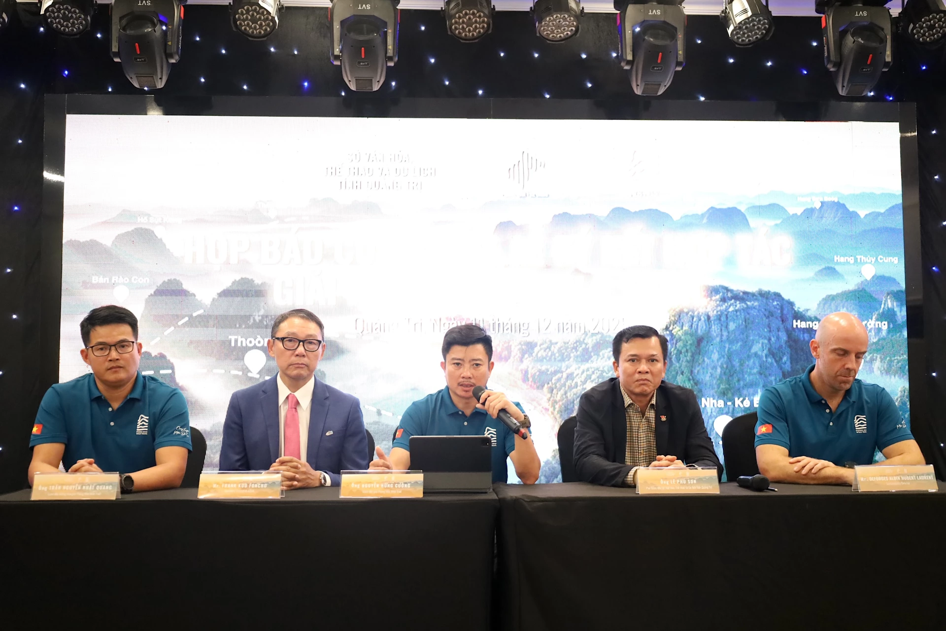 Organizační výbor odpovídá na otázky novinářů a sportovců. Foto: Q.N.