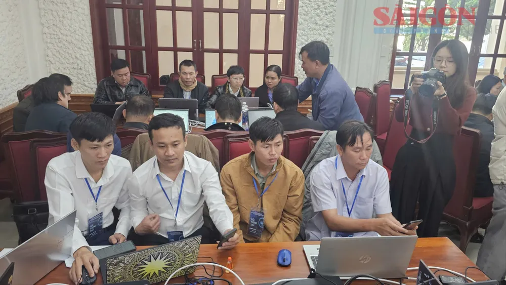 De deltagande lagen tävlar i att upptäcka och åtgärda sårbarheter och försvara sig mot cybersäkerhetssystem.