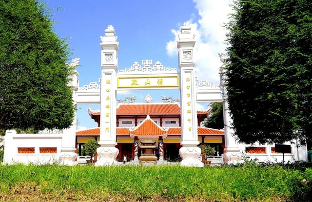 꽝쭝 박물관의 타마린드 나무와 우물에는 떠이선 왕조의 정신이 반영되어 있다 - 사진 1. Hào khí nhà Tây Sơn từ cây me và giếng nước tại Bảo tàng Quang Trung - Ảnh 1.