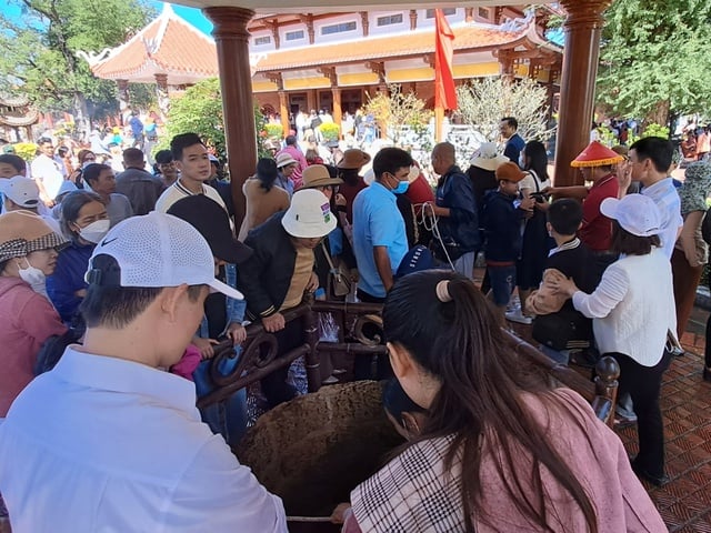 꽝쭝 박물관의 타마린드 나무와 우물에는 떠이선 왕조의 정신이 반영되어 있다 - 사진 7. Hào khí nhà Tây Sơn từ cây me và giếng nước tại Bảo tàng Quang Trung - Ảnh 7.