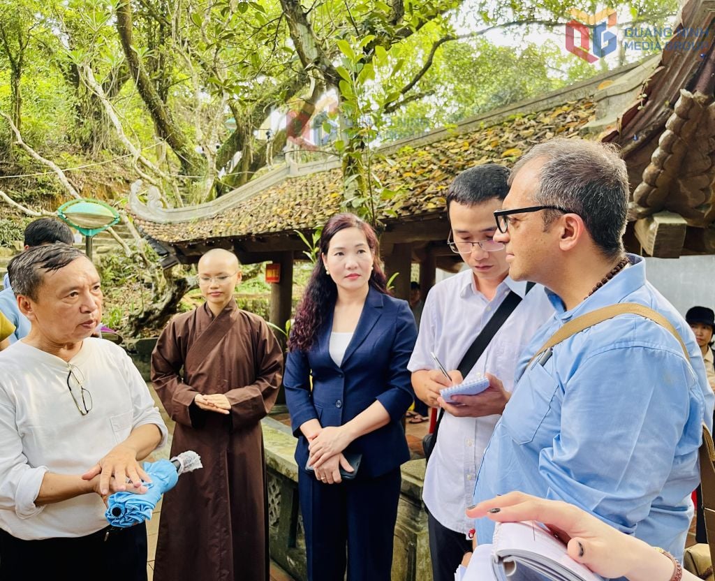 Az UNESCO Nemzetközi Műemléki és Műemléki Helyszíni Tanácsának (ICOMOS) szakértői csoportja terepi felmérést végzett a Yen Tu Történelmi és Festői Területen belüli helyszínen (Fotó: 2019.04.07.).