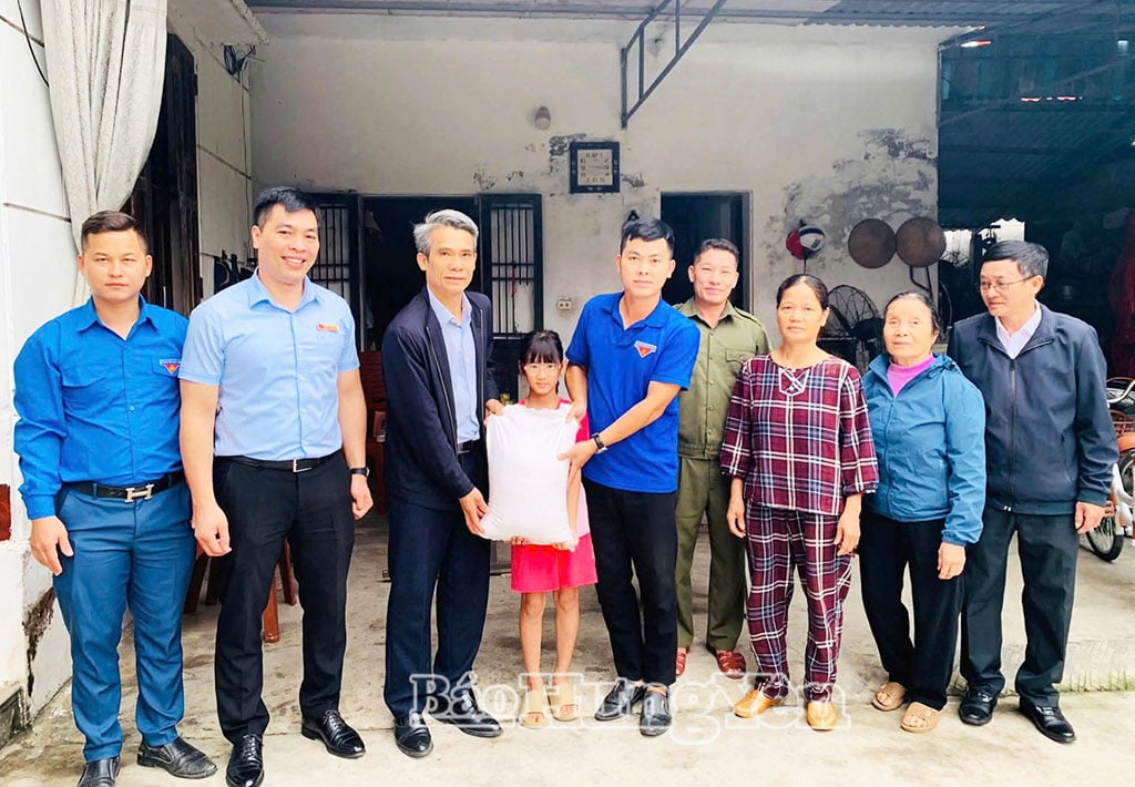 ថ្នាក់ដឹកនាំឃុំ និងសហភាពយុវជនឃុំ បានប្រគល់អង្ករជូនលោក ឌៀប បាវ ញី ដែលជាប្រជាពលរដ្ឋម្នាក់នៅភូមិគីមបយ។