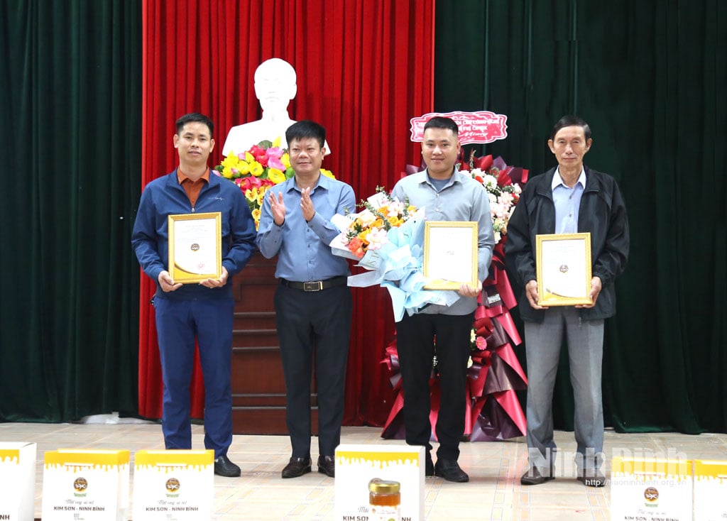 Reprezentanții Comitetului de Partid și ai Comitetului Popular din comună au acordat dreptul de utilizare a certificatului de înregistrare a mărcii și a brevetului de design industrial pentru eticheta și ambalajul produsului „Miere de mangrove Kim Son - Ninh Binh” către trei unități reprezentative care produc și comercializează produsul.