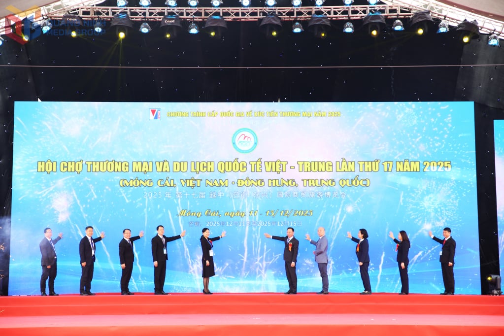 គណៈប្រតិភូចុចប៊ូតុងបើកជាផ្លូវការពិព័រណ៍ពាណិជ្ជកម្ម និងទេសចរណ៍អន្តរជាតិវៀតណាម-ចិនលើកទី១៧ឆ្នាំ២០២៥ (Mong Cai, Vietnam – Dongxing, China)។