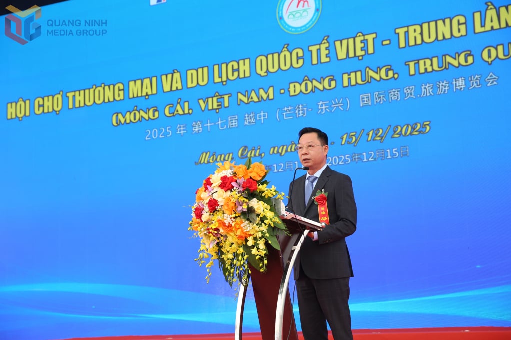 សមមិត្ត Le Van Anh អនុប្រធានគណៈកម្មាធិការប្រជាជនខេត្ត Quang Ninh ថ្លែងសុន្ទរកថាបើកនៅពិព័រណ៍នេះ។