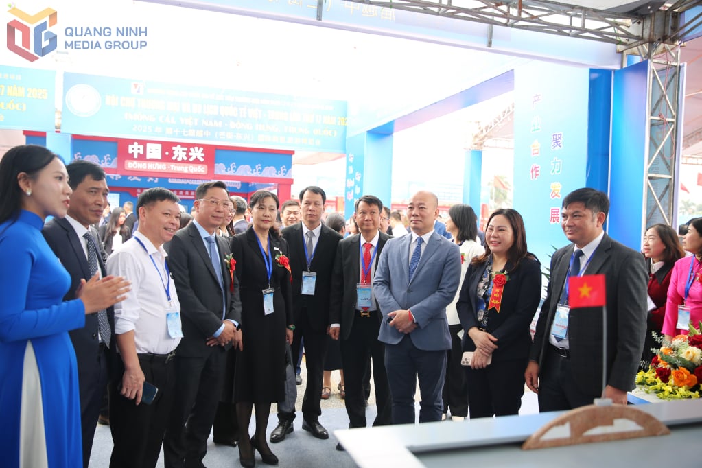 គណៈប្រតិភូបានទស្សនាកន្លែងតាំងពិព័រណ៍ និងស្តង់តាំងបង្ហាញផលិតផលនៅឯពិព័រណ៍។