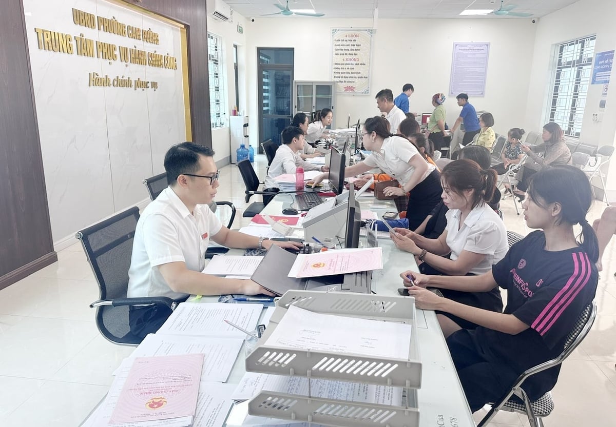 Директору Департаменту сільського господарства та охорони навколишнього середовища провінції Лаокай та головам народних комітетів на рівні комуни надано додаткові повноваження щодо виконання процедур, пов'язаних із сільськогосподарським сектором. Фото: Біч Хоп. Giám đốc Sở NN-MT tỉnh Lào Cai và Chủ tịch UBND cấp xã được trao thêm quyền xử lý thủ tục liên quan đến lĩnh vực nông nghiệp. Ảnh: Bích Hợp.