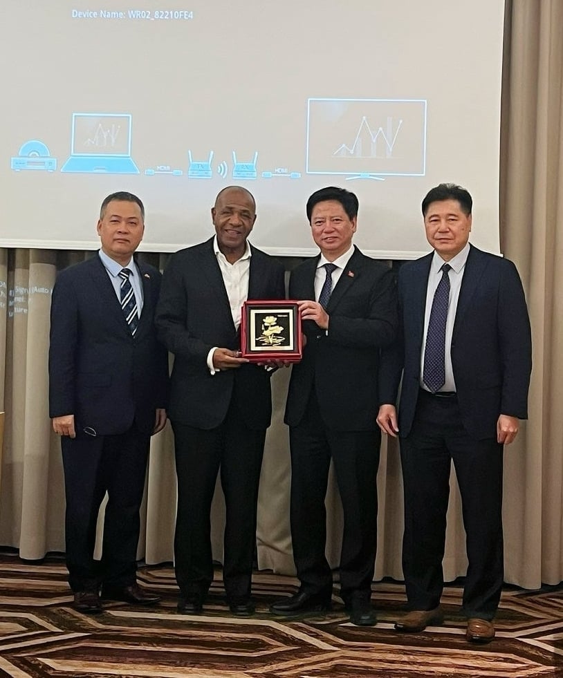 ভিয়েতনামের কৃষি ও পরিবেশ মন্ত্রণালয়ের প্রতিনিধিদল অ্যাঙ্গোলান কৃষি ও বন মন্ত্রণালয়কে উপহার প্রদান করছে। ছবি: আইসিডি। Đoàn công tác Bộ Nông nghiệp và Môi trường Việt Nam tặng quà Bộ Nông nghiệp và Lâm nghiệp Angola. Ảnh: ICD.