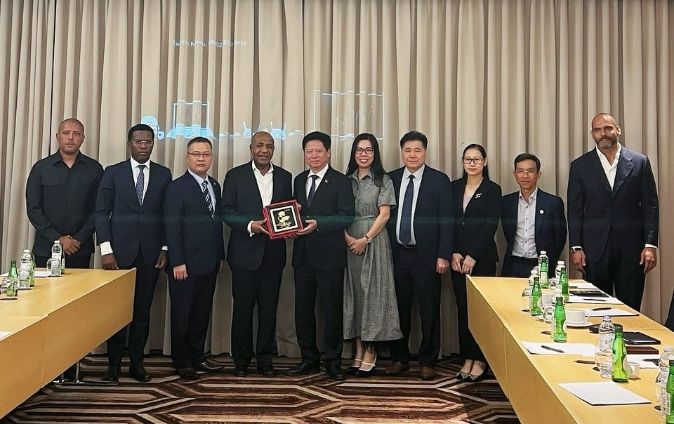 ভিয়েতনামের কৃষি ও পরিবেশ মন্ত্রণালয়ের প্রতিনিধিদল অ্যাঙ্গোলান কৃষি ও বন মন্ত্রণালয়ের সাথে একটি স্মারক ছবির জন্য পোজ দিচ্ছে। ছবি: আইসিডি। Đoàn công tác Bộ Nông nghiệp và Môi trường Việt Nam chụp ảnh lưu niệm cùng Bộ Nông nghiệp và Lâm nghiệp Angola. Ảnh: ICD.