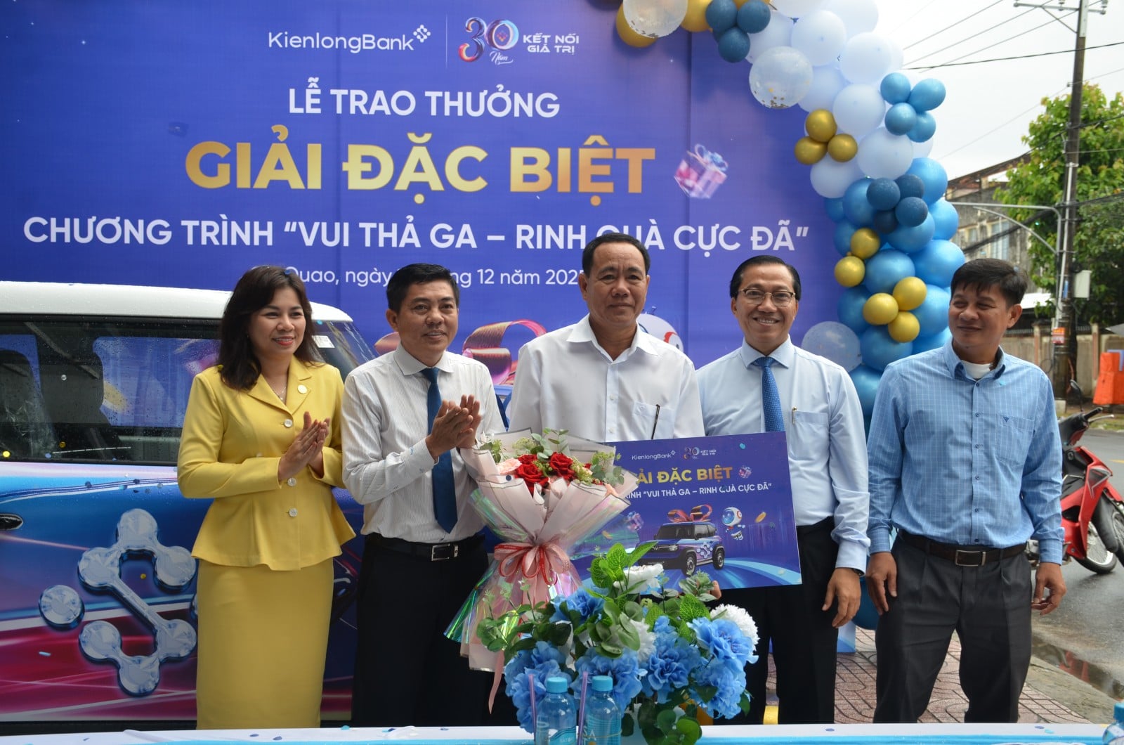 키엔롱은행은 메가세일 프로그램의 행운의 고객 한 명에게 VinFast VF3 차량을 증정했습니다.