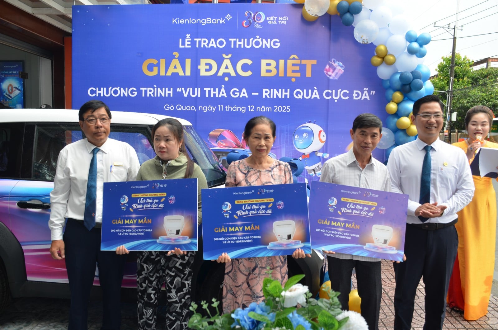 키엔롱은행은 메가세일 프로그램의 행운의 고객 한 명에게 VinFast VF3 차량을 증정했습니다.
