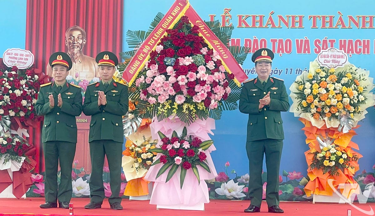 Generalmajor Truong Manh Dung, befälhavare för militärregion 1, överlämnade blommor för att gratulera yrkeshögskola nr 1 - Försvarsministeriet.