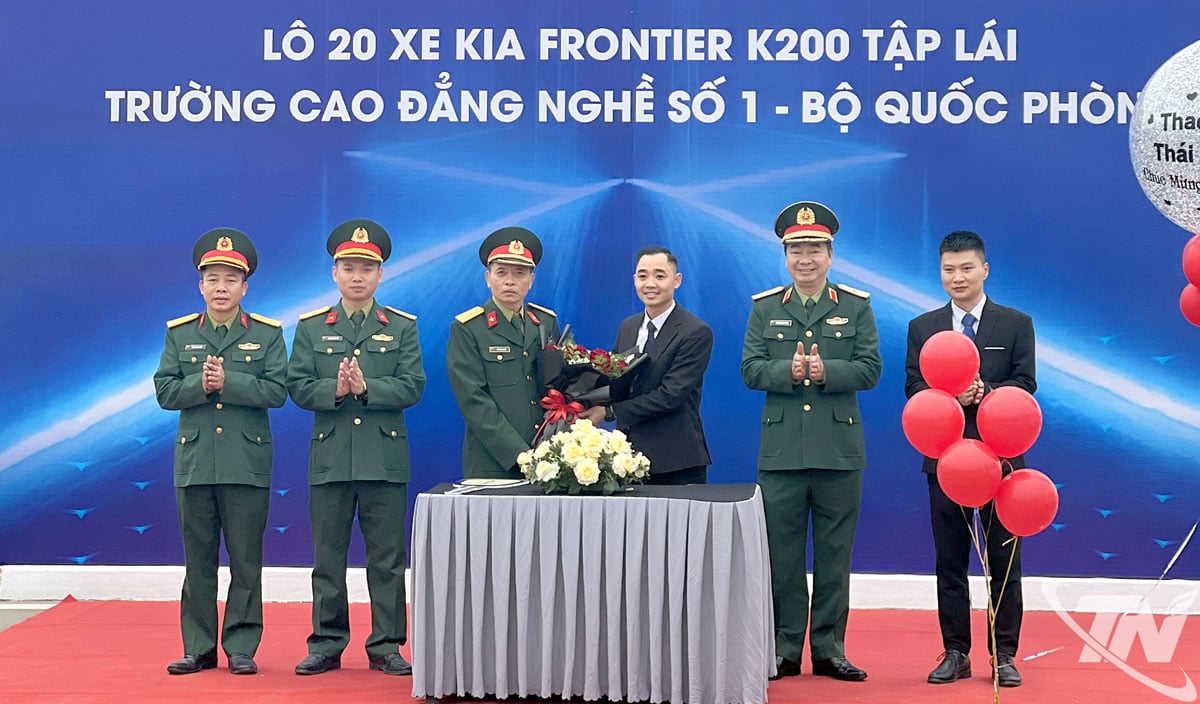 Yrkeshögskola nr 1 – Försvarsministeriet tog emot överlämningen av fordon och utrustning för drift vid körkortsutbildnings- och provcentret.