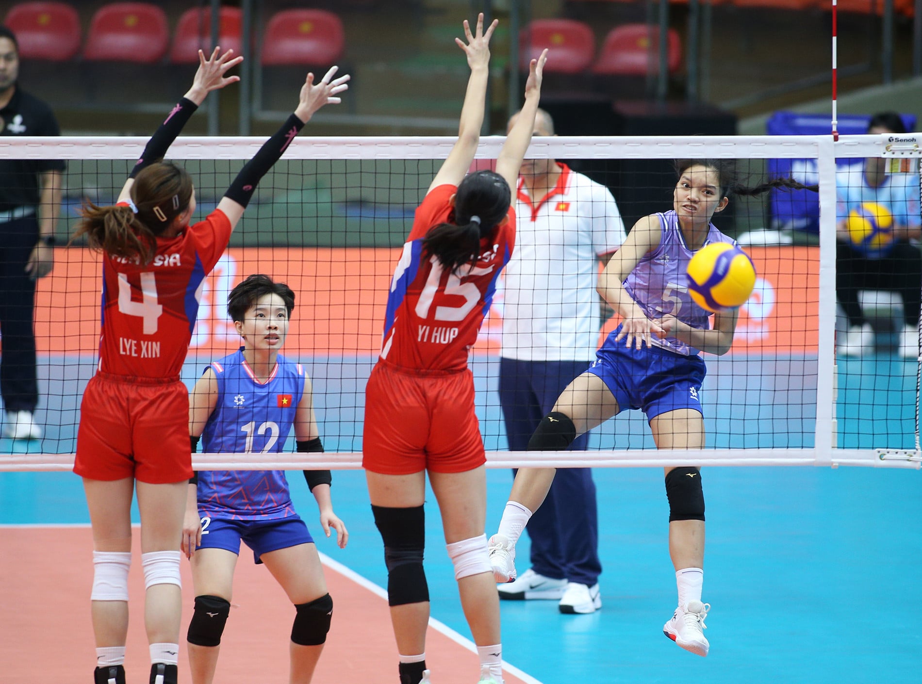 فريق الكرة الطائرة النسائي الفيتنامي 8.JPG