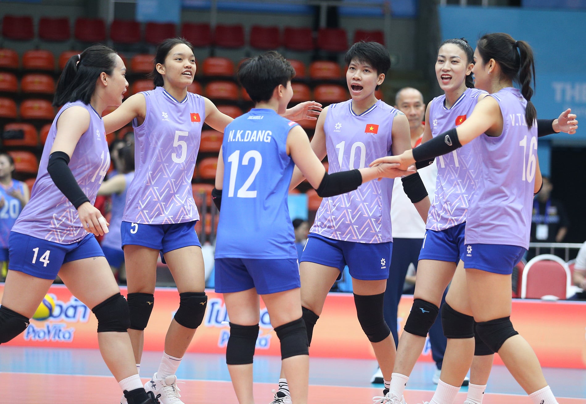 فريق فيتنام للكرة الطائرة للسيدات 7.JPG