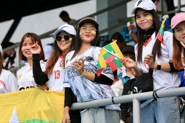 Det stora antalet Myanmar-fans på Chonburi Stadium skapade en het stämning under den avgörande matchen för det vietnamesiska damlandslaget - Foto 1. CĐV Myanmar đông khủng khiếp trên sân Chonburi, nóng rực trận sinh tử của đội tuyển nữ Việt Nam- Ảnh 1.