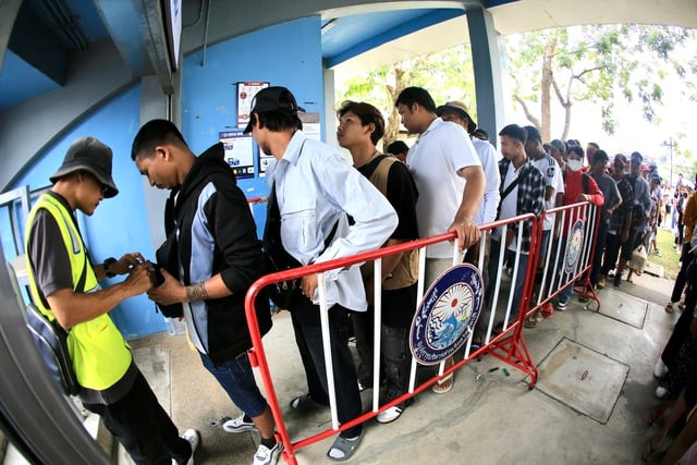 Det stora antalet Myanmar-fans på Chonburi Stadium skapade en hetsig stämning under den avgörande matchen för det vietnamesiska damlandslaget - Foto 2. CĐV Myanmar đông khủng khiếp trên sân Chonburi, nóng rực trận sinh tử của đội tuyển nữ Việt Nam- Ảnh 2.